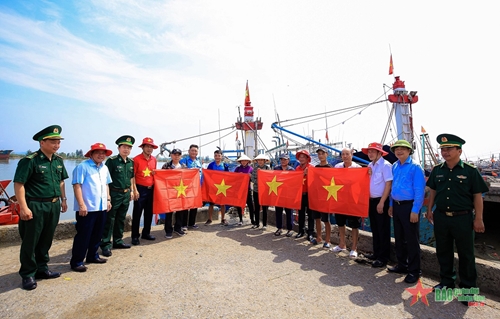 Trao 20.000 lá cờ Tổ quốc và 100 triệu đồng hỗ trợ học sinh tỉnh Thanh Hoá